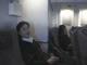 kimo dans l'avion avec sa femme et son cochon...